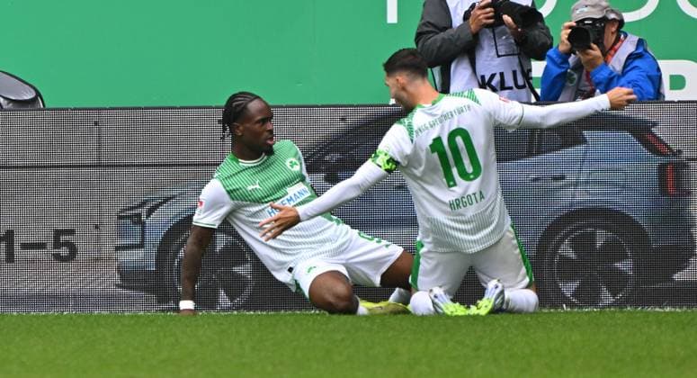 03 08 2025 Soccer Season 2025 2026 2 Soccer Bundesliga 01 Matchday SpVgg Greuther Fürth Kleeblatt SG Dynamo Dresden SGD Sportfoto Zink MeZi xmexzix DFL regulations prohibit any use of photographs as image sequences and or quasi video only for editorial use Torjubel Jubel Freude nach Treffer Tor Schuß zum 1 0 diurch Noel Futkeu 9, SpVgg Greuther Fürth mit Branimir Hrgota 10, SpVgg Greuther Fürth