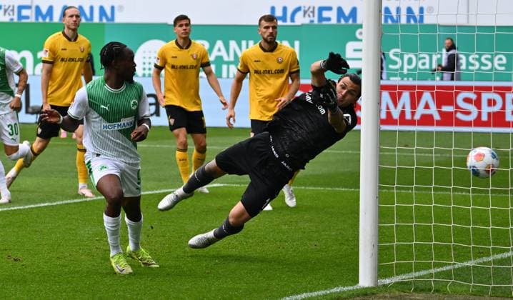 03 08 2025 Soccer Season 2025 2026 2 Soccer Bundesliga 01 Matchday SpVgg Greuther Fürth Kleeblatt SG Dynamo Dresden SGD Sportfoto Zink xwoxzix DFL regulations prohibit any use of photographs as image sequences and or quasi video only for editorial use Noel Futkeu 9, SpVgg Greuther Fürth scored goal Goal shot for 1 0 against Tim Schreiber 1, SG Dynamo Dresden SGD