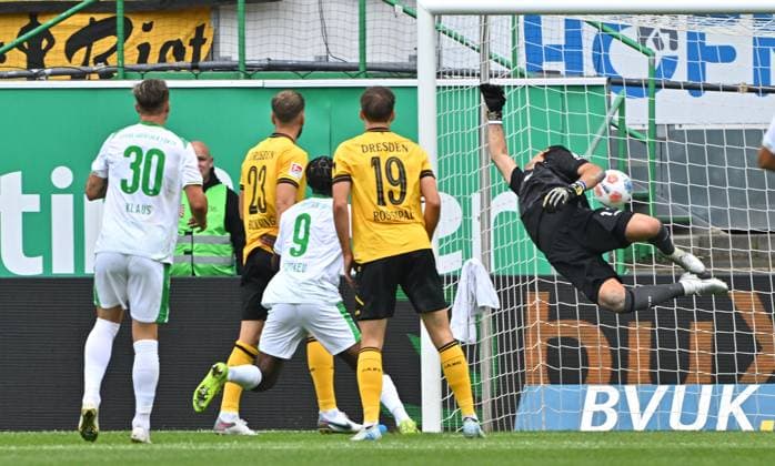 03 08 2025 Soccer Season 2025 2026 2 Soccer Bundesliga 01 Matchday SpVgg Greuther Fürth Kleeblatt SG Dynamo Dresden SGD Sportfoto Zink MeZi xmexzix DFL regulations prohibit any use of photographs as image sequences and or quasi video only for editorial use Felix Klaus 30, SpVgg Greuther Fürth erzielt Treffer Tor Torschuß zum 2 0