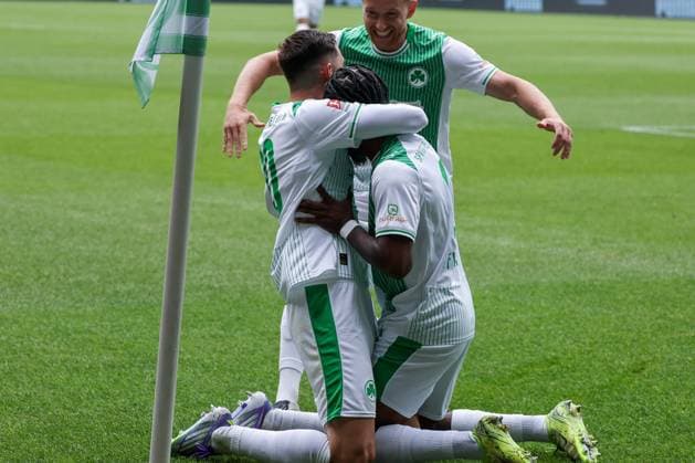 Goal celebration of the team Spvgg Greuther Fuerth after the 1 0 by Noel Futkeu 9 Spvgg Greuther Fuerth , Spvgg Greuther Fuerth vs SG Dynamo Dresden, DFL, 2 Bundesliga, Saison 2025 2026, Hinrunde, 1 Spieltag, 03 08 2025 DFB regulations prohibit any use of photographs as image sequences and or quasi video Fuerth Bayern Germany Copyright: xkolbert-press MartinxAgüerax