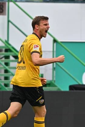 03 08 2025 Soccer Season 2025 2026 2 Soccer Bundesliga 01 Matchday SpVgg Greuther Fürth Kleeblatt SG Dynamo Dresden SGD Sportfoto Zink MeZi xmexzix DFL regulations prohibit any use of photographs as image sequences and or quasi video only for editorial use Torjubel Jubel Freude nach Treffer Tor Torschuß zum 2 1 durch Christoph Daferner 33, SG Dynamo Dresden SGD