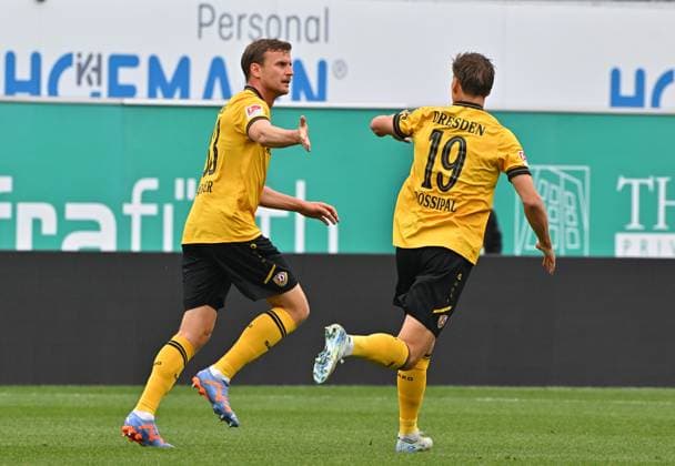 03 08 2025 Soccer Season 2025 2026 2 Soccer Bundesliga 01 Matchday SpVgg Greuther Fürth Kleeblatt SG Dynamo Dresden SGD Sportfoto Zink MeZi xmexzix DFL regulations prohibit any use of photographs as image sequences and or quasi video only for editorial use Torjubel Jubel Freude nach Treffer Tor Torschuß zum 2 1 durch Christoph Daferner 33, SG Dynamo Dresden SGD