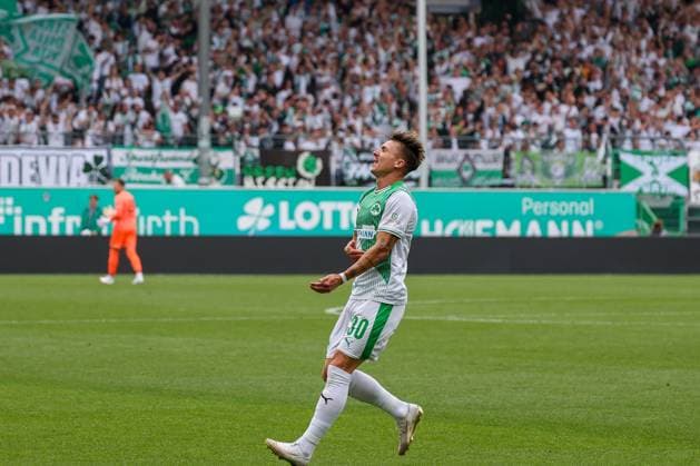 Felix Klaus 30 Spvgg Greuther Fuerth cheers after the 2 0, Spvgg Greuther Fuerth vs SG Dynamo Dresden, DFL, 2 Bundesliga, Saison 2025 2026, Hinrunde, 1 Spieltag, 03 08 2025 DFB regulations prohibit any use of photographs as image sequences and or quasi video Fuerth Bayern Germany Copyright: xkolbert-press MartinxAgüerax