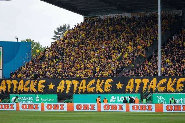 The fan block from Dresden with their slogan, Spvgg Greuther Fuerth vs SG Dynamo Dresden, DFL, 2 Bundesliga, Saison 2025 2026, Hinrunde, 1 Spieltag, 03 08 2025 DFB regulations prohibit any use of photographs as image sequences and or quasi video Fuerth Bayern Germany Copyright: xkolbert-press MartinxAgüerax