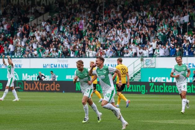 Felix Klaus 30 Spvgg Greuther Fuerth celebrates after his header for 2 0, Spvgg Greuther Fuerth vs SG Dynamo Dresden, DFL, 2 Bundesliga, Saison 2025 2026, Hinrunde, 1 Spieltag, 03 08 2025 DFB regulations prohibit any use of photographs as image sequences and or quasi video Fuerth Bayern Germany Copyright: xkolbert-press MartinxAgüerax
