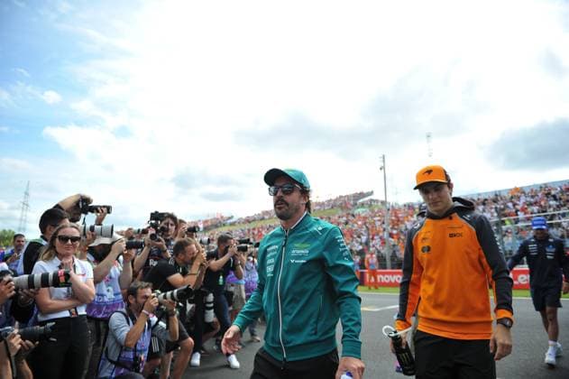August 3, 2025, Budapest, Budapest, Hungary: Fernando Alonso, driver for Aston Martin during the drivers parade before the Formula One Hungarian Grand Prix, held at the Hungaroring Budapest Hungary - ZUMAs291 20250803_zip_s291_004 Copyright: xBalintxSzentgallayx