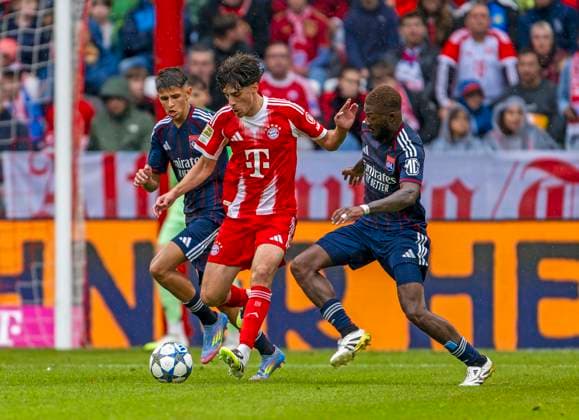 02 08 2025, Football Bundesliga 2025 2026, friendly match, FC Bayern Munich Olympique Lyon, in the Allianz Arena Munich, David Santos Daiber center, Bayern Munich on the ball