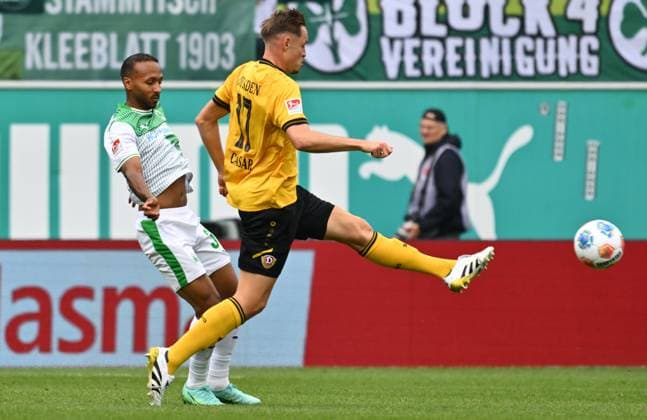 03 08 2025 Soccer Season 2025 2026 2 Soccer Bundesliga 01 Matchday SpVgg Greuther Fürth Kleeblatt SG Dynamo Dresden SGD Sportfoto Zink xwoxzix DFL regulations prohibit any use of photographs as image sequences and or quasi video only for editorial use Julian Green 37, SpVgg Greuther Fürth Aljaz Casar 17, SG Dynamo Dresden SGD