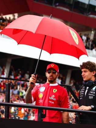 F1 Hungarian Grand Prix Lewis Hamilton of Ferrari and Andrea Kimi Antonelli of Mercedes during Drivers Parade ahead of the Formula 1 Hungarian Grand Prix at the Hungaroring circuit in Mogyorod near Budapest on August 3rd, 2025. Budapest Hungary  Copyright: xBeataxZawrzelx originalFilename:zawrzel-f1hungar250803_np8yw.jpg