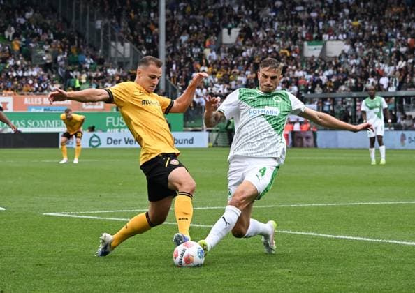 03 08 2025, xsltx, Soccer 2 Bundesliga, SpVgg Greuther Fuerth Dynamo Dresden v l Jakob Lemmer Dynamo Dresden , Philipp Ziereis Spvgg Greuther Fürth DFL DFB REGULATIONS PROHIBIT ANY USE OF PHOTOGRAPHS as IMAGE SEQUENCES and or QUASI VIDEO