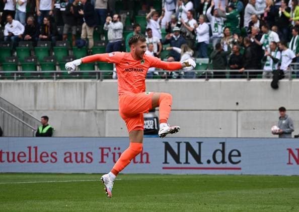 03 08 2025, xsltx, Soccer 2 Bundesliga, SpVgg Greuther Fuerth Dynamo Dresden v l Pelle Boevink Spvgg Greuther Fürth cheers after Felix Klaus 2 0 Spvgg Greuther Fürth DFL DFB REGULATIONS PROHIBIT ANY USE OF PHOTOGRAPHS as IMAGE SEQUENCES and or QUASI VIDEO