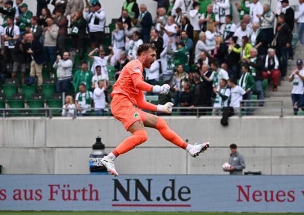 03 08 2025, xsltx, Soccer 2 Bundesliga, SpVgg Greuther Fuerth Dynamo Dresden v l Pelle Boevink Spvgg Greuther Fürth cheers after Felix Klaus 2 0 Spvgg Greuther Fürth DFL DFB REGULATIONS PROHIBIT ANY USE OF PHOTOGRAPHS as IMAGE SEQUENCES and or QUASI VIDEO