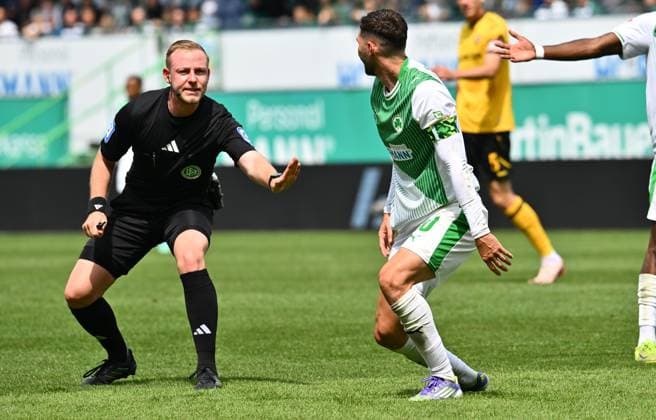 03 08 2025 Soccer Season 2025 2026 2 Soccer Bundesliga 01 Matchday SpVgg Greuther Fürth Kleeblatt SG Dynamo Dresden SGD Sportfoto Zink xwoxzix DFL regulations prohibit any use of photographs as image sequences and or quasi video only for editorial use Lars Erbst Referee Branimir Hrgota 10, SpVgg Greuther Fürth