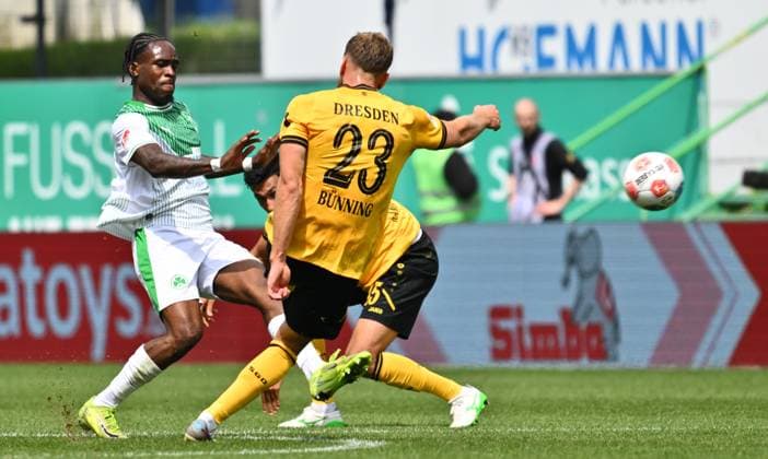03 08 2025 Soccer Season 2025 2026 2 Soccer Bundesliga 01 Matchday SpVgg Greuther Fürth Kleeblatt SG Dynamo Dresden SGD Sportfoto Zink xwoxzix DFL regulations prohibit any use of photographs as image sequences and or quasi video only for editorial use Noel Futkeu 9, SpVgg Greuther Fürth Lars Bünning Buenning 23, SG Dynamo Dresden SGD