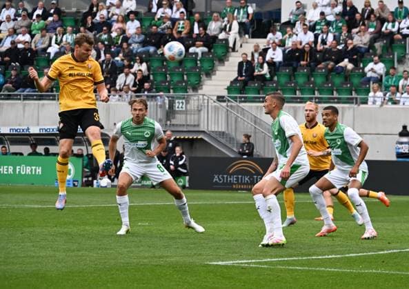 03 08 2025, xsltx, Soccer 2 Bundesliga, SpVgg Greuther Fuerth Dynamo Dresden v l Christoph Daferner Dynamo Dresden scores the tying goal with a header to 1 2 DFL DFB REGULATIONS PROHIBIT ANY USE OF PHOTOGRAPHS as IMAGE SEQUENCES and or QUASI VIDEO