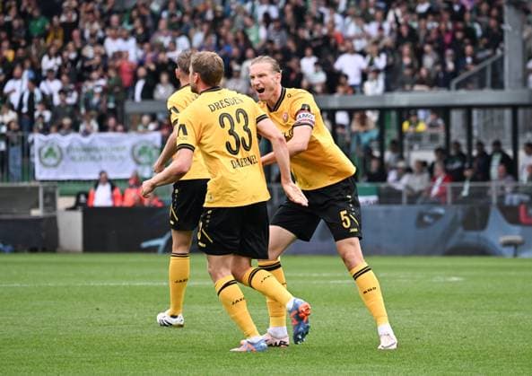 03 08 2025, xsltx, Soccer 2 Bundesliga, SpVgg Greuther Fuerth Dynamo Dresden v l Christoph Daferner Dynamo Dresden after his goal to 1 2, re Vinko Å apina Dynamo Dresden DFL DFB REGULATIONS PROHIBIT ANY USE OF PHOTOGRAPHS as IMAGE SEQUENCES and or QUASI VIDEO