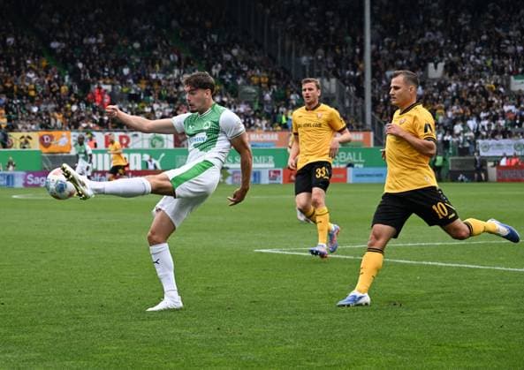 03 08 2025, xsltx, Soccer 2 Bundesliga, SpVgg Greuther Fuerth Dynamo Dresden v l Reno Morris Münz Spvgg Greuther Fürth , Christoph Daferner Dynamo Dresden , Jakob Lemmer Dynamo Dresden DFL DFB REGULATIONS PROHIBIT ANY USE OF PHOTOGRAPHS as IMAGE SEQUENCES and or QUASI VIDEO