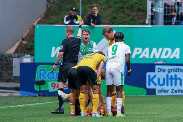 Yellow card for Felix Klaus 30 Spvgg Greuther Fuerth by Referee Referee Lars Erbst, Spvgg Greuther Fuerth vs SG Dynamo Dresden, DFL, 2 Bundesliga, Saison 2025 2026, Hinrunde, 1 Spieltag, 03 08 2025 DFB regulations prohibit any use of photographs as image sequences and or quasi video Fuerth Bayern Germany Copyright: xkolbert-press MartinxAgüerax