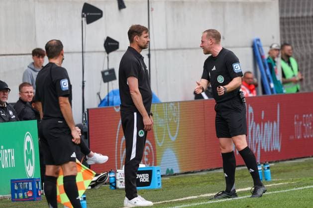 Admonition for coach Thomas Kleine Spvgg Greuther Fuerth by referee Referee Lars Erbst, Spvgg Greuther Fuerth vs SG Dynamo Dresden, DFL, 2 Bundesliga, Saison 2025 2026, Hinrunde, 1 Spieltag, 03 08 2025 DFB regulations prohibit any use of photographs as image sequences and or quasi video Fuerth Bayern Germany Copyright: xkolbert-press MartinxAgüerax