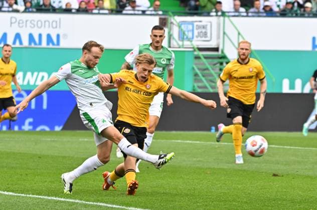 03 08 2025 Soccer Season 2025 2026 2 Soccer Bundesliga 01 Matchday SpVgg Greuther Fürth Kleeblatt SG Dynamo Dresden SGD Sportfoto Zink MeZi xmexzix DFL regulations prohibit any use of photographs as image sequences and or quasi video only for editorial use Jannik Dehm 23, SpVgg Greuther Fürth Jonas Oehmichen 25, SG Dynamo Dresden SGD , right