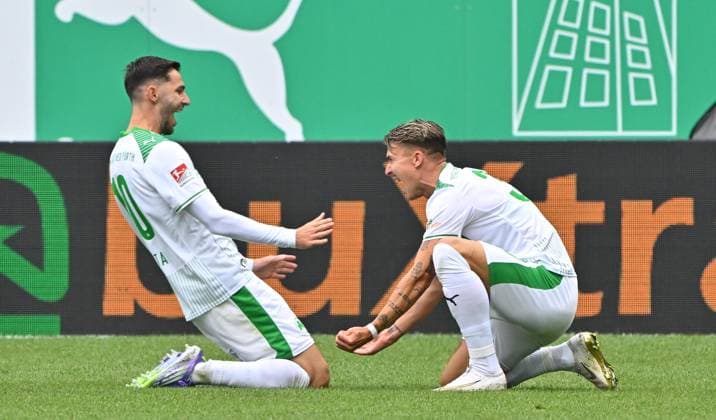 03 08 2025 Soccer season 2025 2026 2 Soccer Bundesliga 01 Matchday SpVgg Greuther Fürth Kleeblatt SG Dynamo Dresden SGD Sportfoto Zink MeZi xmexzix DFL regulations prohibit any use of photographs as image sequences and or quasi video only for editorial use Torjubel Jubel nach Treffer Torschuß zum 2 0 durch Felix Klaus 30, SpVgg Greuther Fürth with Branimir Hrgota 10, SpVgg Greuther Fürth, left