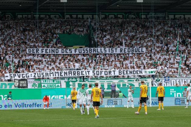 Protest tape of the Fuerth fans, Spvgg Greuther Fuerth vs SG Dynamo Dresden, DFL, 2 Bundesliga, Season 2025 2026, Hinrunde, 1 Spieltag, 03 08 2025 DFB regulations prohibit any use of photographs as image sequences and or quasi video Fuerth Bayern Germany Copyright: xkolbert-press MartinxAgüerax