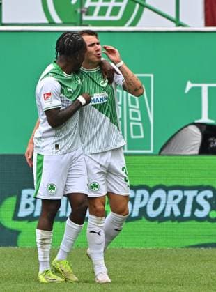 03 08 2025 Soccer Season 2025 2026 2 Soccer Bundesliga 01 Matchday SpVgg Greuther Fürth Kleeblatt SG Dynamo Dresden SGD Sportfoto Zink MeZi xmexzix DFL regulations prohibit any use of photographs as image sequences and or quasi video only for editorial use Torjubel Jubel Freude nach Treffer Torschuß zum 2 0 durch Felix Klaus 30, SpVgg Greuther Fürth mit Noel Futkeu 9, SpVgg Greuther Fürth