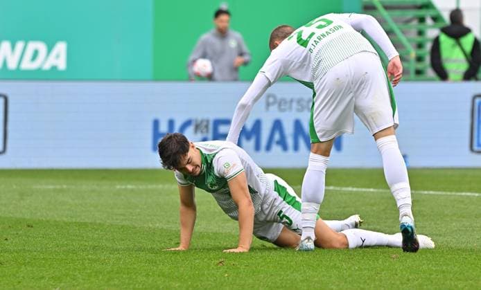 03 08 2025 Soccer Season 2025 2026 2 Soccer Bundesliga 01 Matchday SpVgg Greuther Fürth Kleeblatt SG Dynamo Dresden SGD Sportfoto Zink MeZi xmexzix DFL regulations prohibit any use of photographs as image sequences and or quasi video only for editorial use Reno Münz Muenz 5, SpVgg Greuther Fürth Brynjar Ingi Bjarnason 25, SpVgg Greuther Fürth, rechts