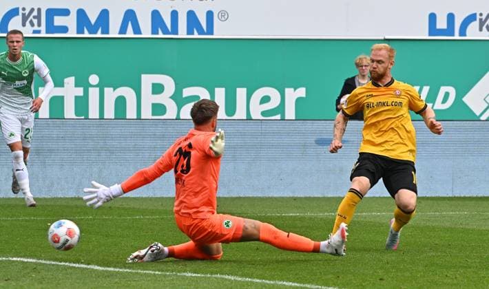 03 08 2025 Soccer Season 2025 2026 2 Soccer Bundesliga 01 Matchday SpVgg Greuther Fürth Kleeblatt SG Dynamo Dresden SGD Sportfoto Zink MeZi xmexzix DFL regulations prohibit any use of photographs as image sequences and or quasi video only for editorial use Pelle Boevink 26, SpVgg Greuther Fürth Nils Fröling Froeling 16, SG Dynamo Dresden SGD, right