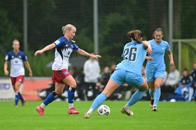 Soccer I Women I Season 2025 2026 I Test match I Hamburger SV FC Viktoria 1889 Berlin I 03 08 2025 Mia Büchele 17, Hamburger SV vs Anna Höfker 26, FC Viktoria Berlin Hamburg Paul Hauenschild Sportanlage Hamburg Germany Copyright: xLobeca FelixxSchlikisx