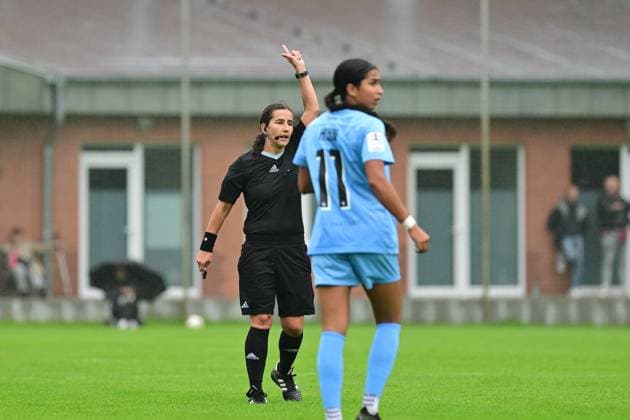 Soccer I Women I Season 2025 2026 I Test match I Hamburger SV FC Viktoria 1889 Berlin I 03 08 2025 Ads for the goalkeeper by the referee 8 seconds rule Hamburg Paul Hauenschild Sportanlage Hamburg Germany Copyright: xLobeca FelixxSchlikisx