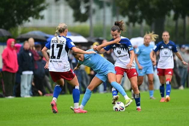 Soccer I Women I Season 2025 2026 I Test match I Hamburger SV FC Viktoria 1889 Berlin I 03 08 2025 Mia Büchele 17, Hamburger SV Aylin Yaren 25, FC Viktoria Berlin Pauline Annette Machtens 28, Hamburger SV Hamburg Paul Hauenschild Sportanlage Hamburg Germany Copyright: xLobeca FelixxSchlikisx