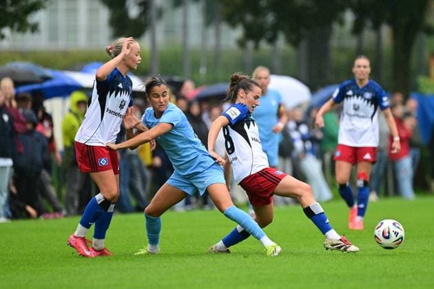Soccer I Women I Season 2025 2026 I Test match I Hamburger SV FC Viktoria 1889 Berlin I 03 08 2025 Mia Büchele 17, Hamburger SV Aylin Yaren 25, FC Viktoria Berlin Pauline Annette Machtens 28, Hamburger SV Hamburg Paul Hauenschild Sportanlage Hamburg Germany Copyright: xLobeca FelixxSchlikisx