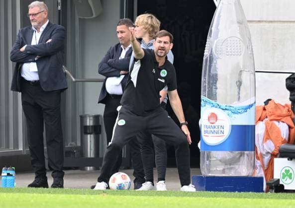 03 08 2025, xsltx, Soccer 2 Bundesliga, SpVgg Greuther Fuerth Dynamo Dresden v l Thomas Kleine Trainer Spvgg Greuther Fürth DFL DFB REGULATIONS PROHIBIT ANY USE OF PHOTOGRAPHS as IMAGE SEQUENCES and or QUASI VIDEO