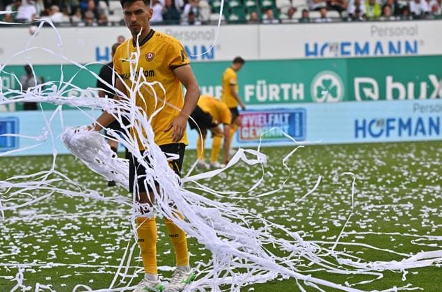 03 08 2025 Soccer Season 2025 2026 2 Soccer Bundesliga 01 Matchday SpVgg Greuther Fürth Kleeblatt SG Dynamo Dresden SGD Sportfoto Zink MeZi xmexzix DFL regulations prohibit any use of photographs as image sequences and or quasi video only for editorial use Claudio Kammerknecht 15, SG Dynamo Dresden SGD with paper snippets choreo choreography
