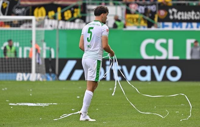 03 08 2025 Soccer Season 2025 2026 2 Soccer Bundesliga 01 Matchday SpVgg Greuther Fürth Kleeblatt SG Dynamo Dresden SGD Sportfoto Zink MeZi xmexzix DFL regulations prohibit any use of photographs as image sequences and or quasi video only for editorial use Reno Münz Muenz 5, SpVgg Greuther Fürth Papierschnipsel Choreo Choreografie