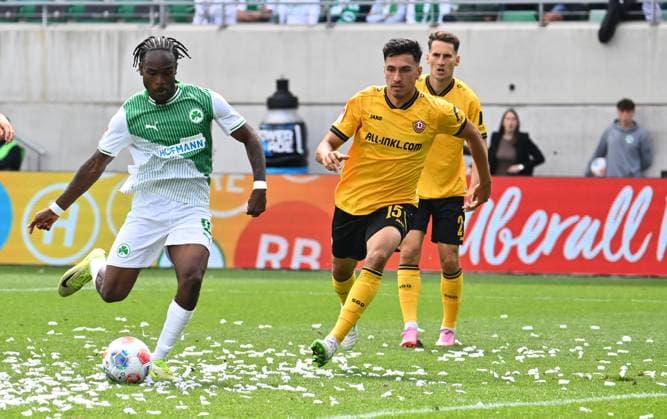 03 08 2025 Soccer season 2025 2026 2 Soccer Bundesliga 01 Matchday SpVgg Greuther Fürth Kleeblatt SG Dynamo Dresden SGD Sportfoto Zink xwoxzix DFL regulations prohibit any use of photographs as image sequences and or quasi video only for editorial use Noel Futkeu 9, SpVgg Greuther Fürth scores goal Goal shot for 3 1 against Claudio Kammerknecht 15, SG Dynamo Dresden SGD