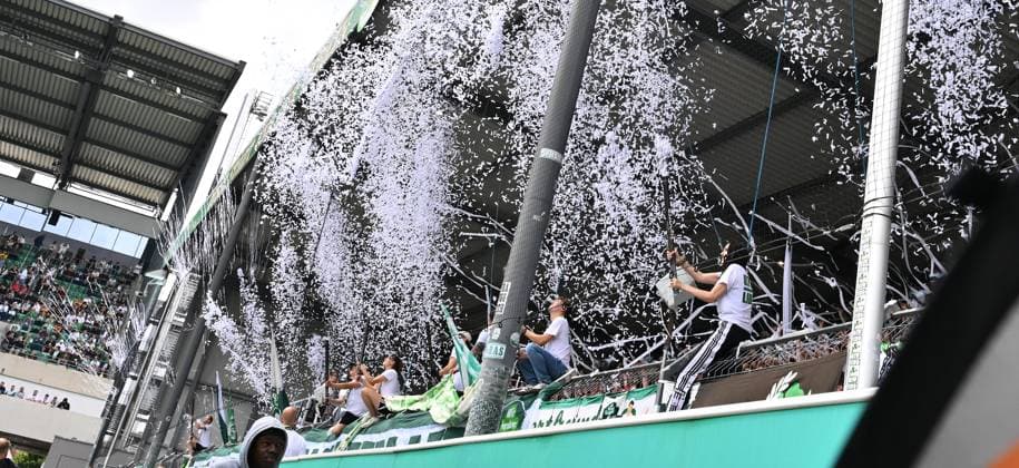 03 08 2025 Soccer season 2025 2026 2 Soccer Bundesliga 01 Matchday SpVgg Greuther Fürth Kleeblatt SG Dynamo Dresden SGD Sportfoto Zink xwoxzix DFL regulations prohibit any use of photographs as image sequences and or quasi video only for editorial use Greutherfürthfans Fans Fanblock Kleeblattfans schiessen Papierschnipsel Konfetti