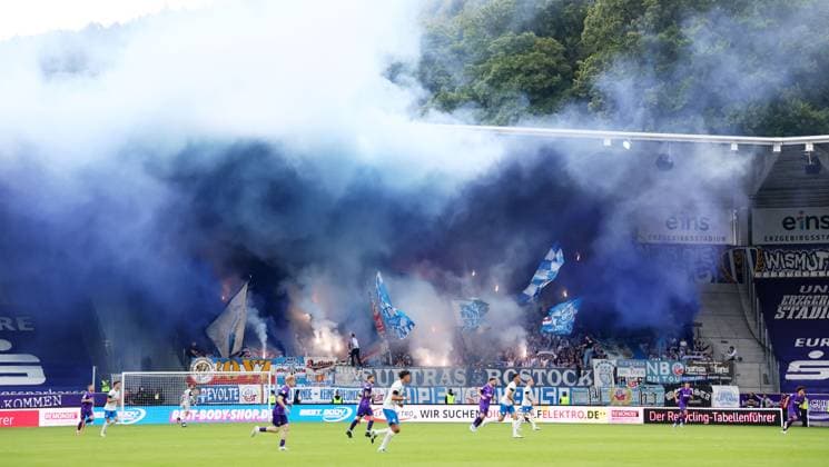 Aue, 03.08.2025, Erzgebirgsstadion, Fußball, 3.Liga, 1.Spieltag FC Erzgebirge Aue vs. FC Hansa Rostock , Im Bild; Fans von Hansa Rostock zünden Pyrotechnik in ihrem Fanblock. , Nur für journalistische Zwecke. Only for editorial use! , DFB DFL regulations prohibit any use of photographs as image sequences and or quasi-video. , *** Aue, 03 08 2025, Erzgebirgsstadion, Fußball, 3 Liga, 1 Spieltag FC Erzgebirge Aue vs FC Hansa Rostock , Im Bild Fans von Hansa Rostock zünden Pyrotechnik in ihrem Fanblock , Nur für journalistische Zwecke Only for editorial use , DFB DFL regulations prohibit any use of photographs as image sequences and or quasi video , Picture Point