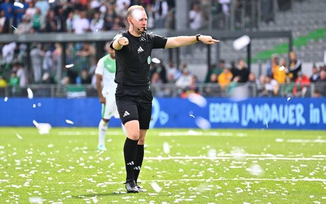 03 08 2025 Soccer season 2025 2026 2 Soccer Bundesliga 01 Matchday SpVgg Greuther Fürth Kleeblatt SG Dynamo Dresden SGD Sportfoto Zink xwoxzix DFL regulations prohibit any use of photographs as image sequences and or quasi video only for editorial use Lars Erbst Referee interruption interruption of match due to confetti paper paper snippets