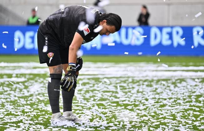 03 08 2025 Soccer Season 2025 2026 2 Soccer Bundesliga 01 Matchday SpVgg Greuther Fürth Kleeblatt SG Dynamo Dresden SGD Sportfoto Zink xwoxzix DFL regulations prohibit any use of photographs as image sequences and or quasi video only for editorial use Tim Schreiber 1, SG Dynamo Dresden SGD Interruption interruption of match due to confetti paper paper scraps
