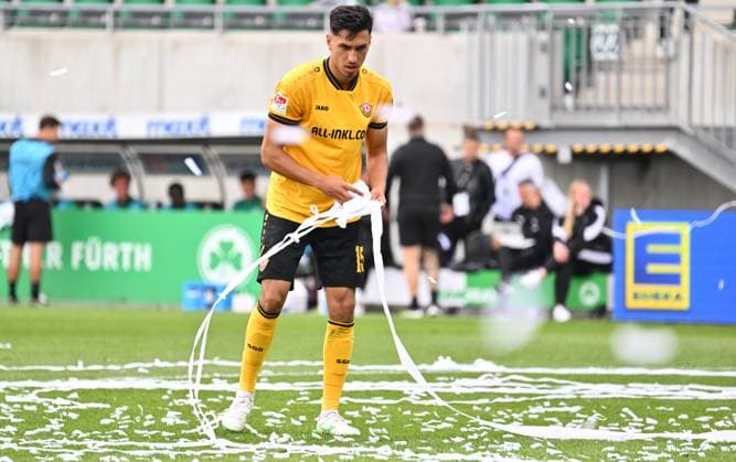 03 08 2025 Soccer Season 2025 2026 2 Soccer Bundesliga 01 Matchday SpVgg Greuther Fürth Kleeblatt SG Dynamo Dresden SGD Sportfoto Zink xwoxzix DFL regulations prohibit any use of photographs as image sequences and or quasi video only for editorial use Claudio Kammerknecht 15, SG Dynamo Dresden SGD interruption interruption of match due to confetti paper paper scraps