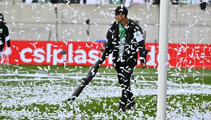03 08 2025 Soccer season 2025 2026 2 Soccer Bundesliga 01 Matchday SpVgg Greuther Fürth Kleeblatt SG Dynamo Dresden SGD Sportfoto Zink xwoxzix DFL regulations prohibit any use of photographs as image sequences and or quasi video only for editorial use Interruption of match due to confetti Paper Paper scraps