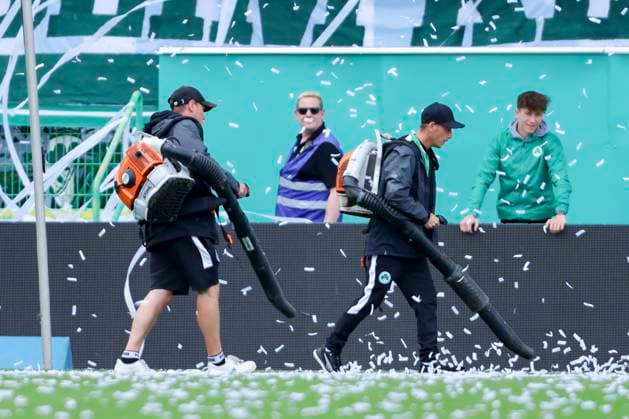 After a choreography by the fans of SpVgg Greuther Fuerth helpers have to remove the paper from the pitch with leaf blowers The game is briefly interrupted, 2 Bundesliga, SpVgg Greuther Fürth v Dynamo Dresden, Sportpark Ronhof Thomas Sommer, August 3, 2025 in Fürth, Germany Photo by Marco Steinbrenner DeFodi Images After a choreography by the fans of SpVgg Greuther Fuerth, helpers have to remove the paper from the pitch with leaf blowers The game is briefly interrupted, 2 Bundesliga, SpVgg Greuther Fürth v Dynamo Dresden, Sportpark Ronhof Thomas Sommer, August 3, 2025 in Fürth, Germany Photo by Marco Steinbrenner DeFodi Images DFB DFL REGULATIONS PROHIBIT ANY USE OF PHOTOGRAPHS AS IMAGE SEQUENCES AND OR QUASI VIDEO