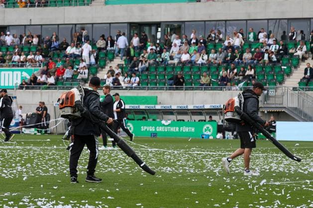 Brief interruption of play after fan action by Fuerth fans, stewards clear the pitch, Spvgg Greuther Fuerth vs SG Dynamo Dresden, DFL, 2 Bundesliga, Saison 2025 2026, Hinrunde, 1 Spieltag, 03 08 2025 DFB regulations prohibit any use of photographs as image sequences and or quasi video Fuerth Bayern Germany Copyright: xkolbert-press MartinxAgüerax