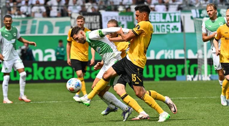 03 08 2025 Soccer Season 2025 2026 2 Soccer Bundesliga 01 Matchday SpVgg Greuther Fürth Kleeblatt SG Dynamo Dresden SGD Sportfoto Zink xwoxzix DFL regulations prohibit any use of photographs as image sequences and or quasi video only for editorial use Branimir Hrgota 10, SpVgg Greuther Fürth Claudio Kammerknecht 15, SG Dynamo Dresden SGD