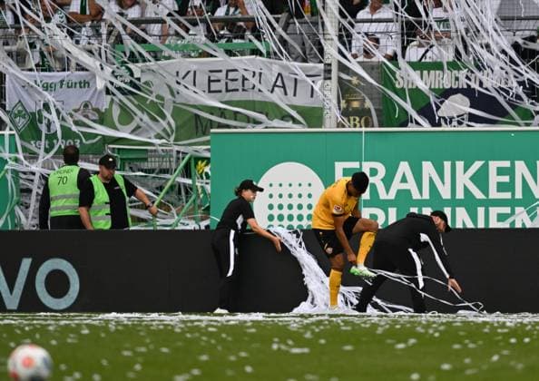 03 08 2025, xsltx, Fußball 2 Bundesliga, SpVgg Greuther Fuerth Dynamo Dresden v l Fürther Choreografie mit Spielunterbrechung DFL DFB REGULATIONS PROHIBIT ANY USE OF PHOTOGRAPHS as IMAGE SEQUENCES and or QUASI VIDEO