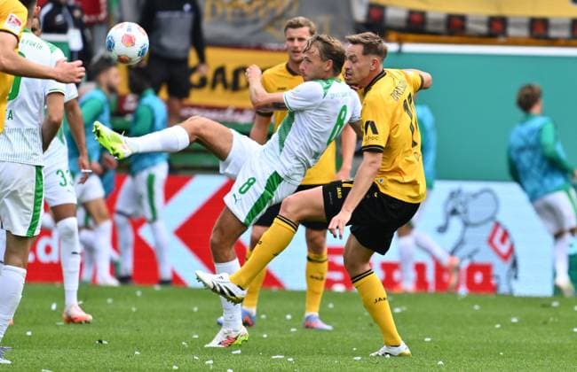 03 08 2025 Soccer Season 2025 2026 2 Soccer Bundesliga 01 Matchday SpVgg Greuther Fürth Kleeblatt SG Dynamo Dresden SGD Sportfoto Zink xwoxzix DFL regulations prohibit any use of photographs as image sequences and or quasi video only for editorial use Mathias Flaga Olesen 8, SpVgg Greuther Fürth Aljaz Casar 17, SG Dynamo Dresden SGD