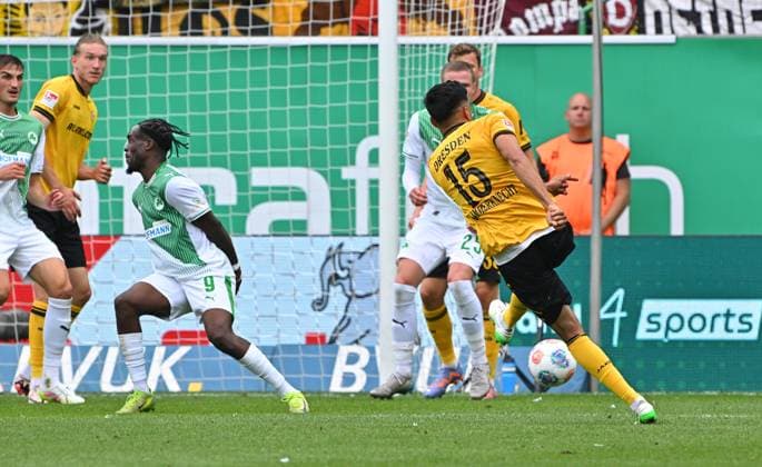 03 08 2025 Soccer Season 2025 2026 2 Soccer Bundesliga 01 Matchday SpVgg Greuther Fürth Kleeblatt SG Dynamo Dresden SGD Sportfoto Zink MeZi xmexzix DFL regulations prohibit any use of photographs as image sequences and or quasi video only for editorial use Claudio Kammerknecht 15, SG Dynamo Dresden SGD erzielt Treffer Tor Torschuß zum 3 2