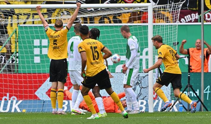 03 08 2025 Soccer Season 2025 2026 2 Soccer Bundesliga 01 Matchday SpVgg Greuther Fürth Kleeblatt SG Dynamo Dresden SGD Sportfoto Zink MeZi xmexzix DFL regulations prohibit any use of photographs as image sequences and or quasi video only for editorial use Claudio Kammerknecht 15, SG Dynamo Dresden SGD erzielt Treffer Tor Torschuß zum 3 2